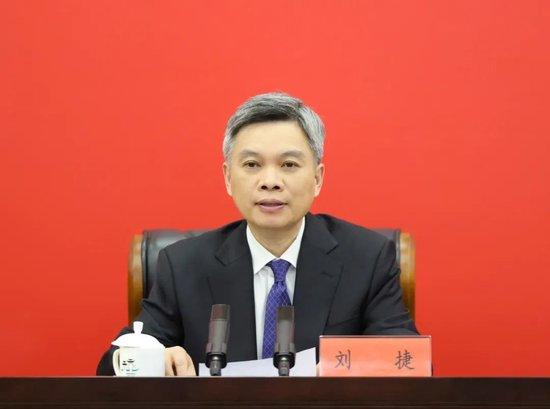 劉捷現(xiàn)任浙江省委副書記、省政府黨組書記、代省長。，劉捷，男，漢族，浙江諸暨人，中國共產(chǎn)黨黨員，在職研究生學(xué)歷，工學(xué)博士，高級工程師。劉捷同志是一位經(jīng)驗豐富的領(lǐng)導(dǎo)干部，他在多個領(lǐng)域都有卓越的工作表現(xiàn)和豐富的管理經(jīng)驗。作為浙江省代省長，他將承擔(dān)起推動浙江經(jīng)濟社會發(fā)展、促進政府工作高效運行等重要職責(zé)。