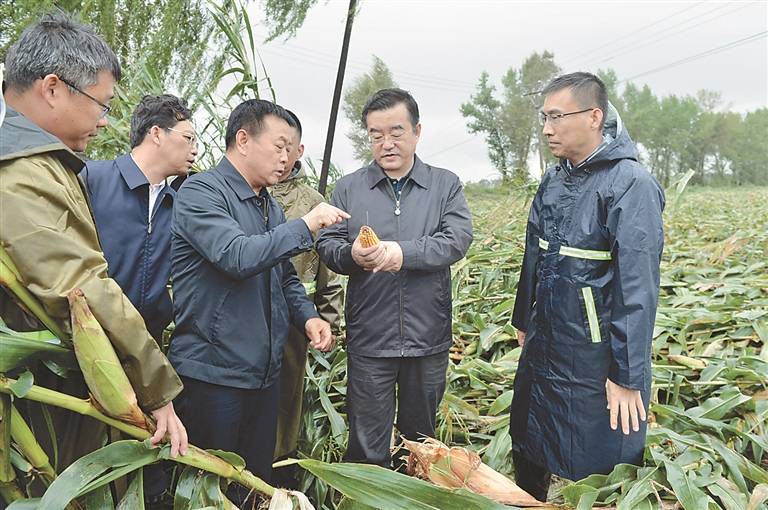 軍醫(yī)安慰受災(zāi)群眾會好起來的