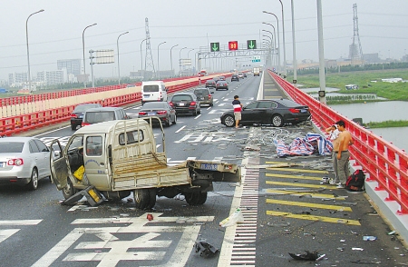 安徽一橋梁垮塌大貨車墜河?xùn)|方新澳門新澳門新澳門