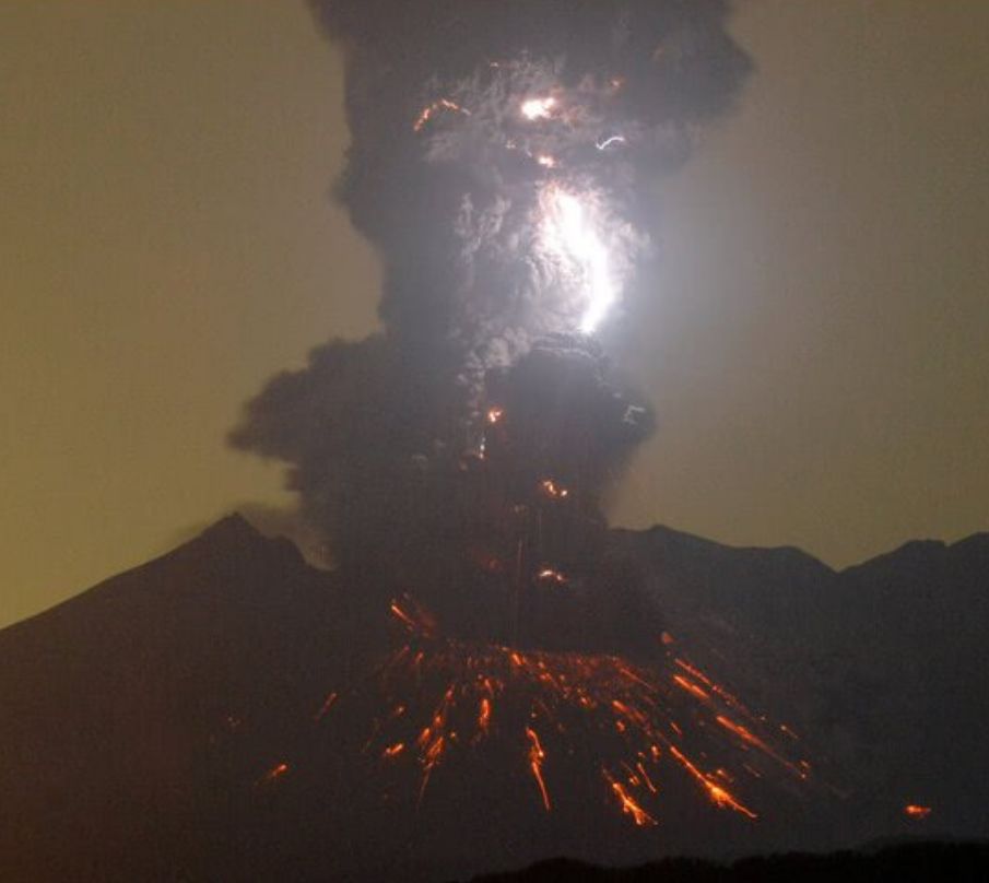 日本鹿兒島火山深夜連續(xù)噴發(fā)