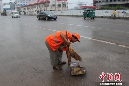 環(huán)衛(wèi)工被欠薪幾月 停工致垃圾遍地