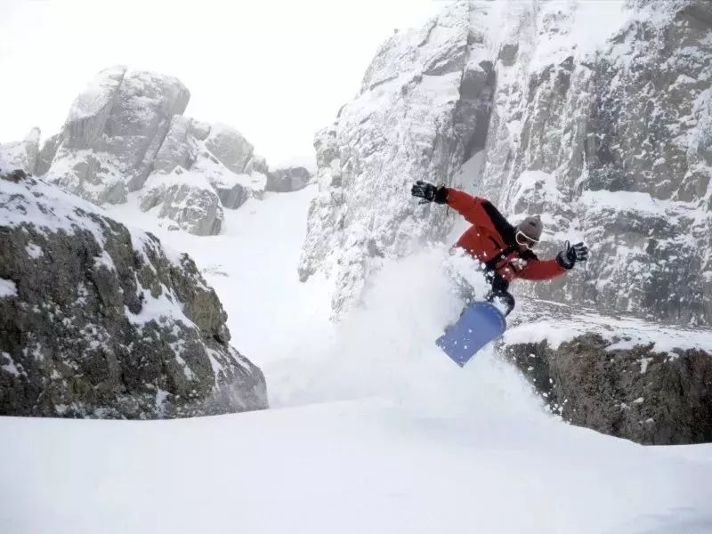 孩童從滑雪場高空纜車掉落