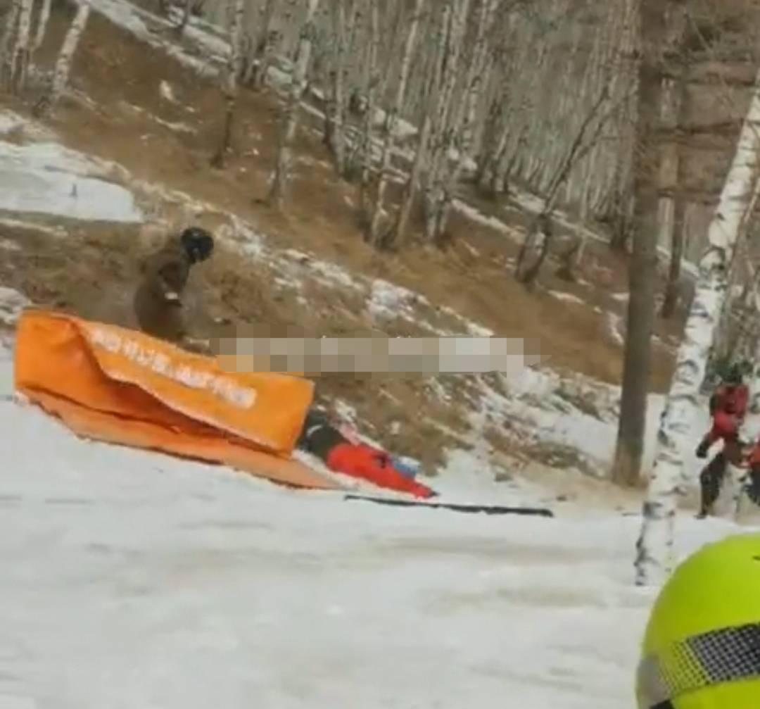 張家口云頂滑雪場一游客墜落