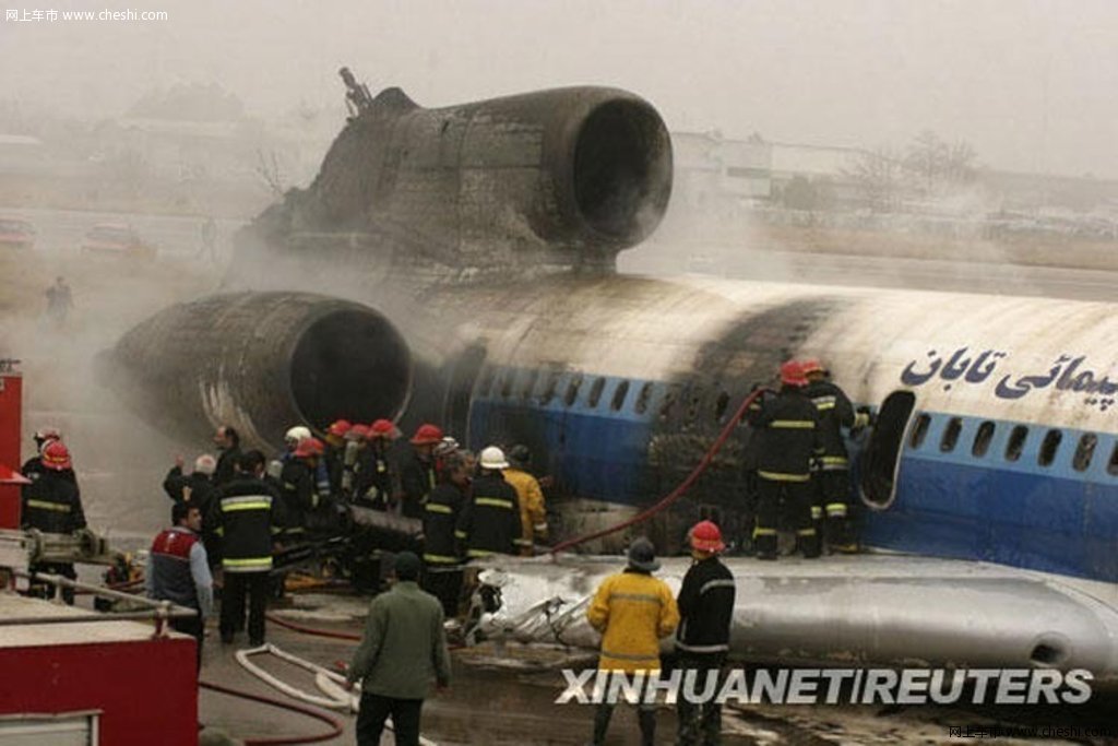 美消防飛機(jī)在火場與無人機(jī)相撞