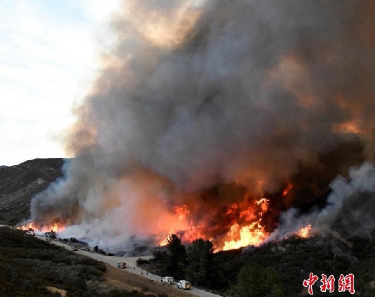 警方在洛杉磯山火地區(qū)實(shí)施宵禁