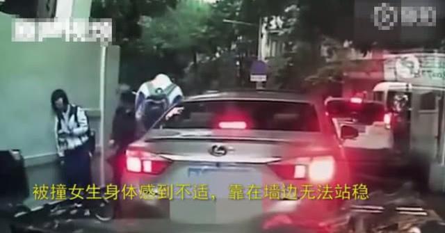 女孩險被車撞路過男子反手一把拽回