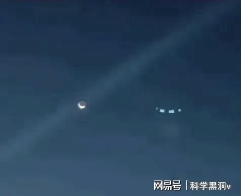 銀川夜空現(xiàn)不明飛行物 軌跡蜿蜒