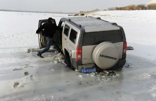 男子開車墜冰湖 淡定用碗往外舀水