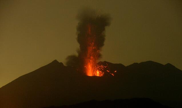 日本鹿兒島火山深夜連續(xù)噴發(fā)