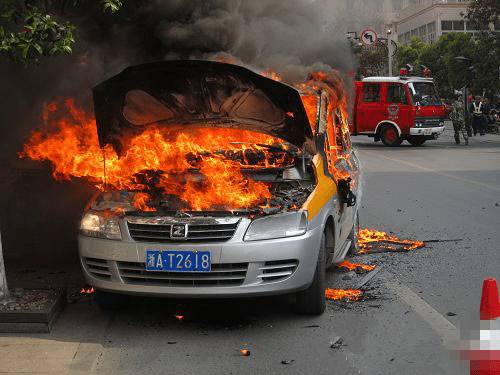 夫妻路遇自燃車輛絲滑配合滅火,最佳精選解析說(shuō)明_設(shè)版59.31.44