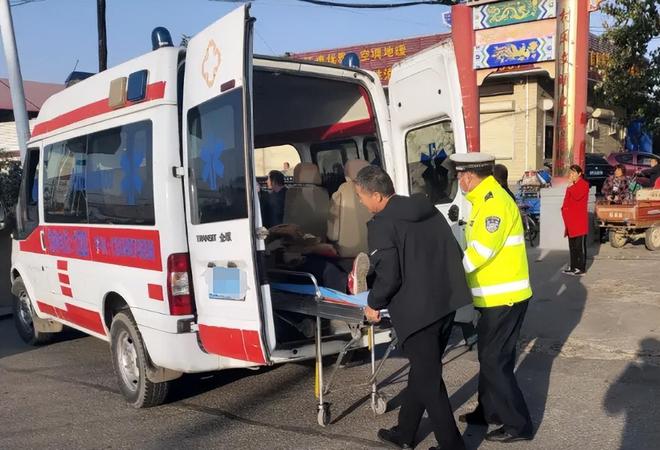 貨車擋住救護(hù)車不讓道 交警回應(yīng),快捷方案問題解決_饾版51.67.50