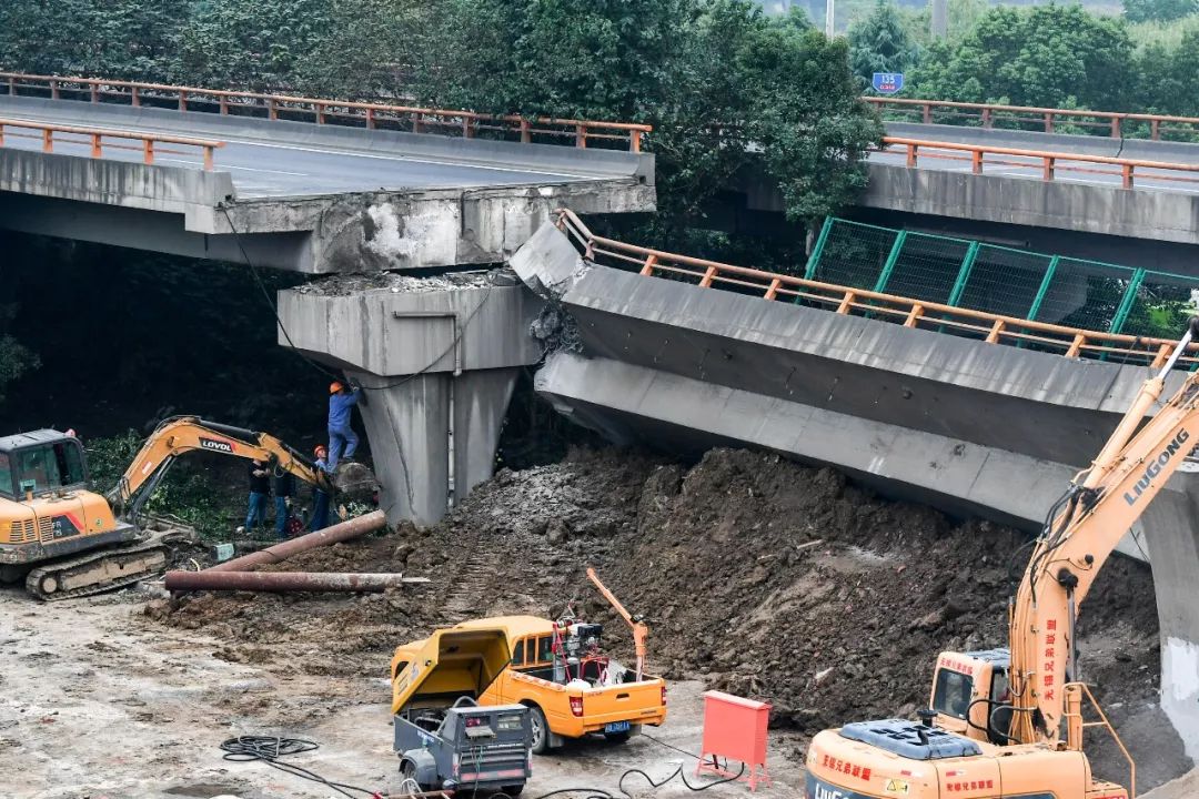 46007小魚(yú)兒主頁(yè)玄機(jī)二站,湖南永州通報(bào)罐車(chē)側(cè)翻致泄漏